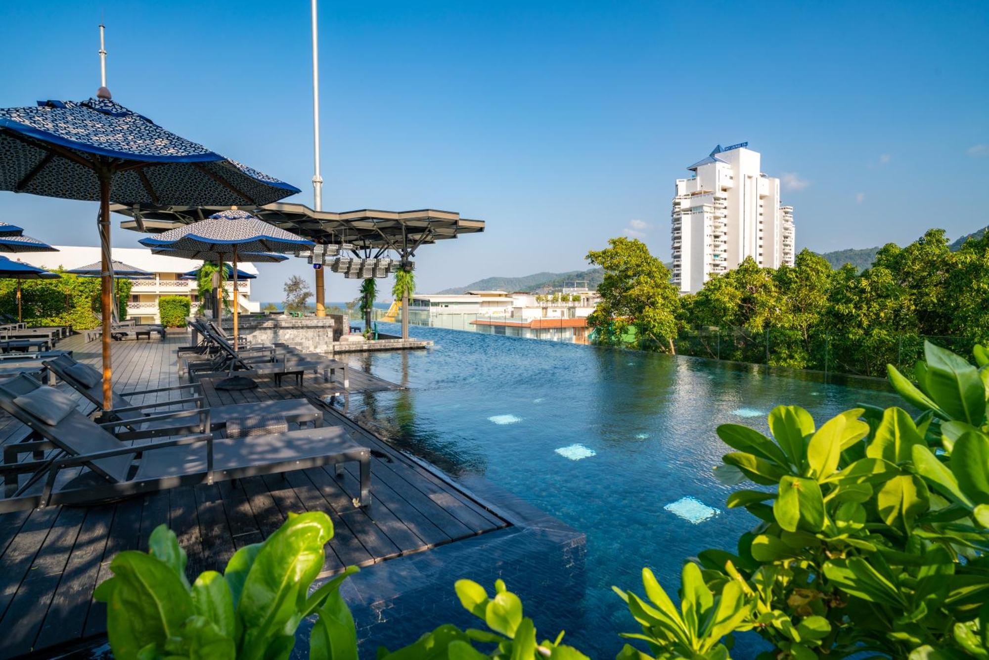 Hotel Indigo Phuket Patong By Ihg Luaran gambar The pool at the hotel