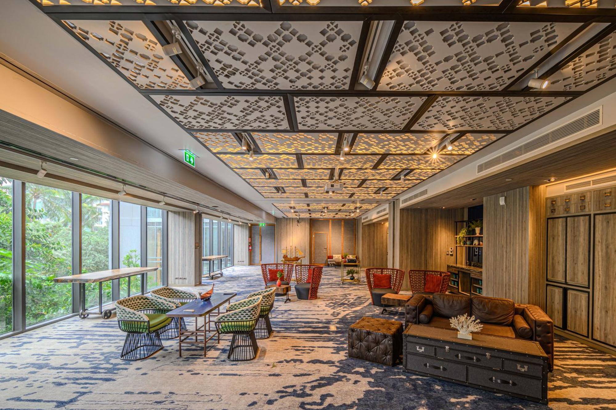 Hotel Indigo Phuket Patong By Ihg Luaran gambar The interior of the library