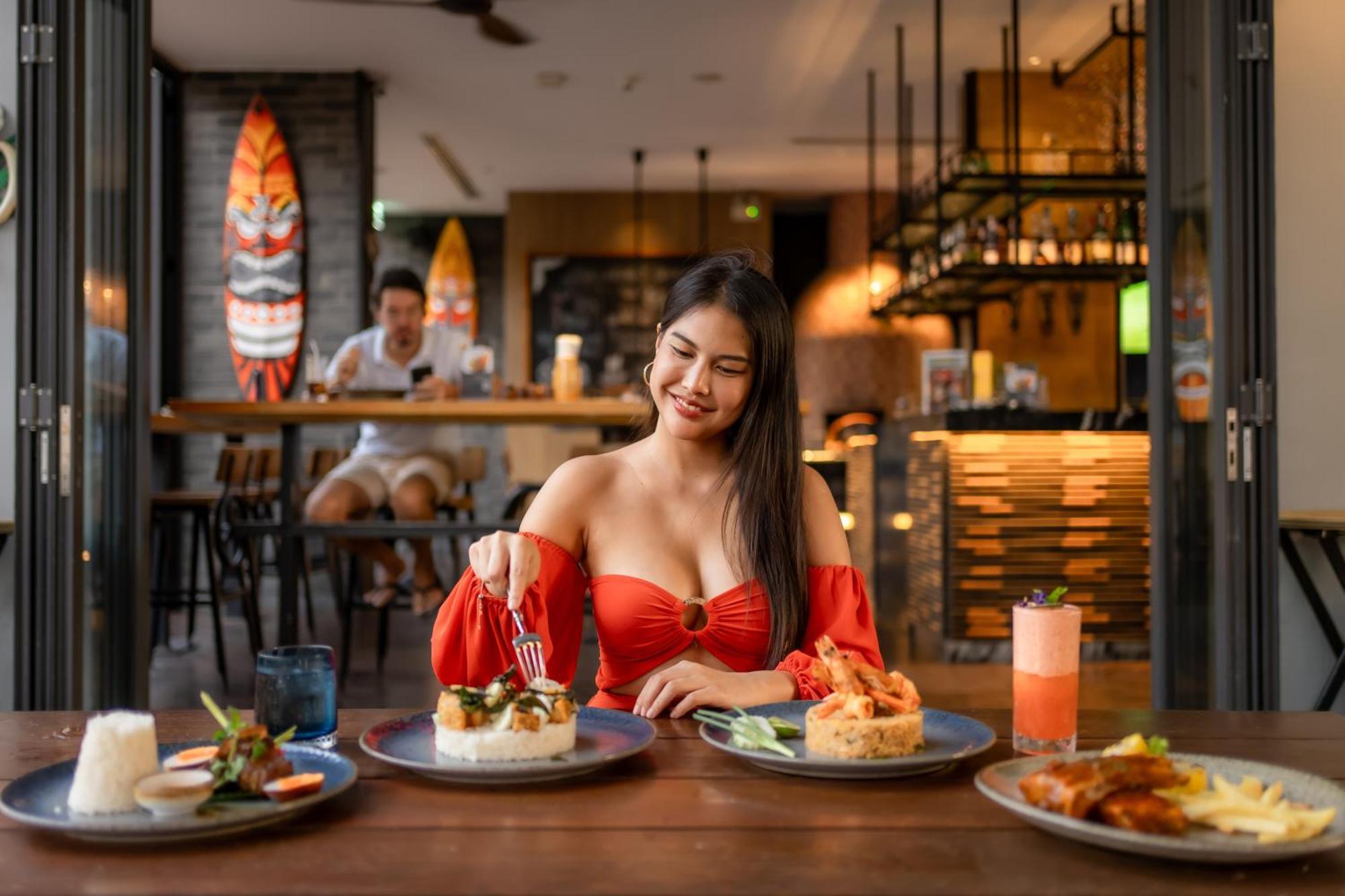 Hotel Indigo Phuket Patong By Ihg Luaran gambar A woman eating at a restaurant