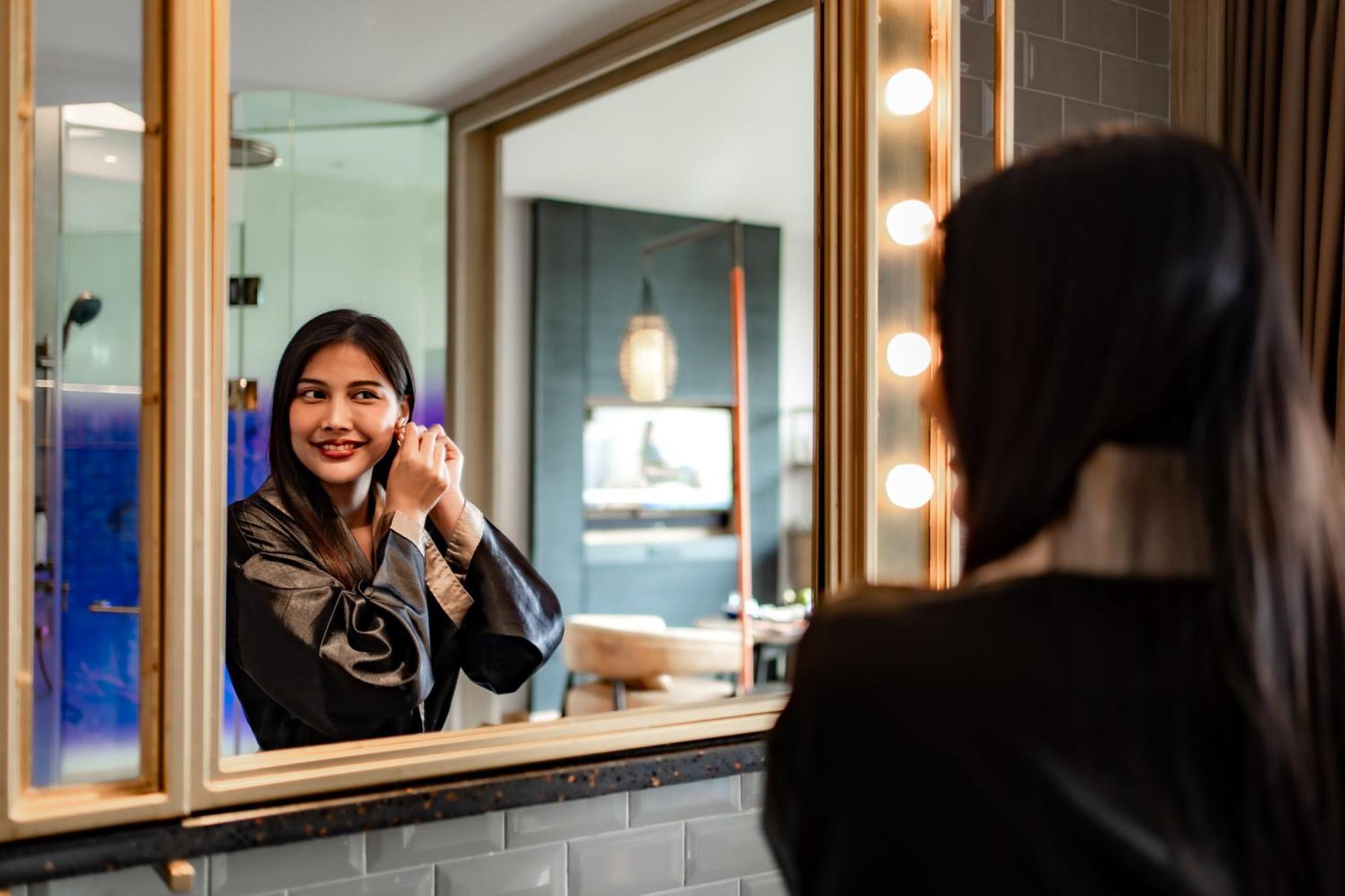 Hotel Indigo Phuket Patong By Ihg Luaran gambar A woman in a dressing room