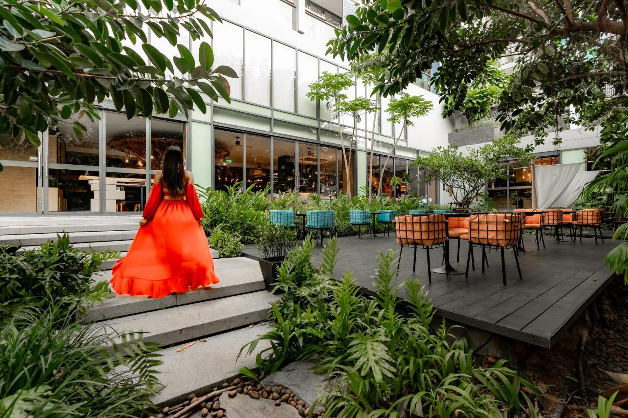 Hotel Indigo Phuket Patong By Ihg Luaran gambar The courtyard at the hotel